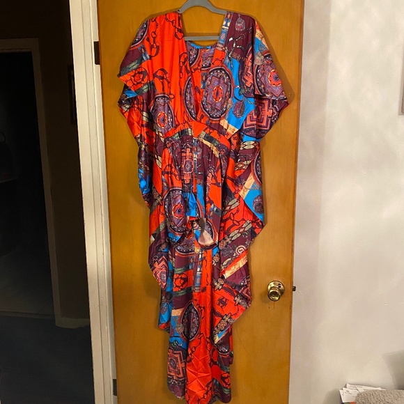 Shorts romper with attached cape - Picture 1 of 4